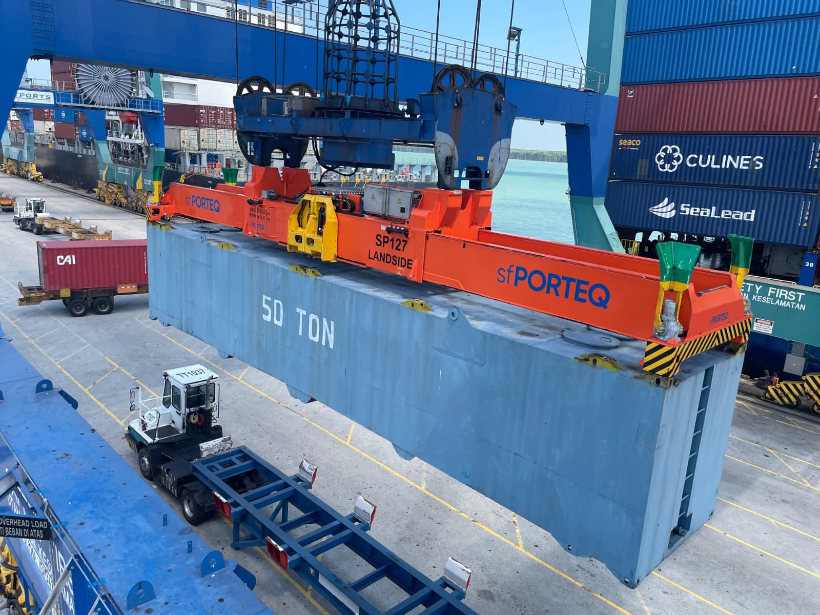 sfPORTEQ spreader handling a container test weight
